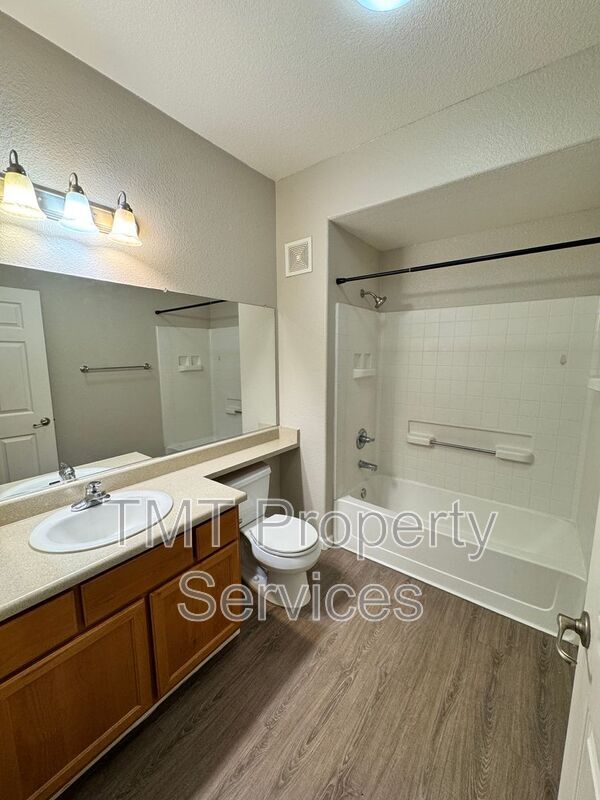 Building Photo - 5201 Laguna Oaks Dr