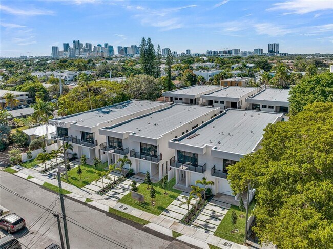 Building Photo - 920 NE 17th Ave