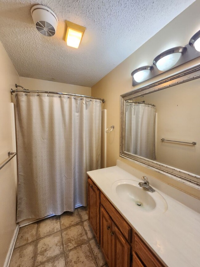 Building Photo - Marion Rental!