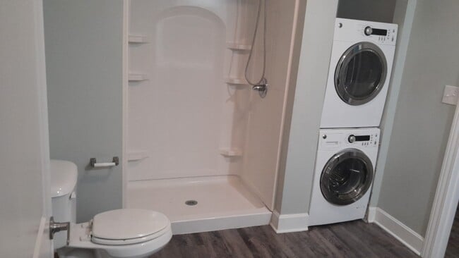 1 or 2 bed apt bathroom - Harrison Court Apartments