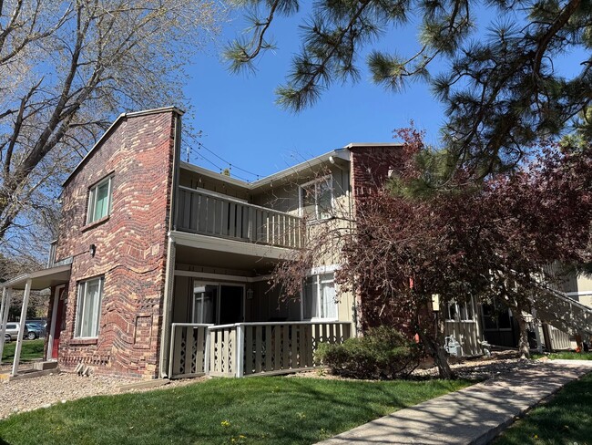 Building Photo - MOVE-IN READY!! 2 bed 2 bath Lakewood Condo