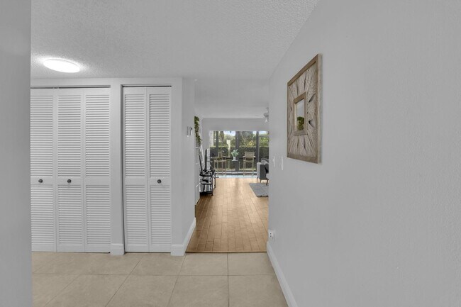 Building Photo - 100 Pelican Pointe Dr