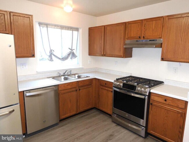 Building Photo - 8566 Kingsway Dr