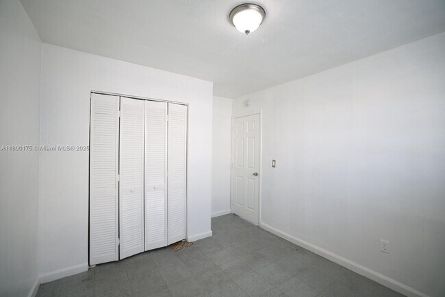Building Photo - 126 SW 18th Ave