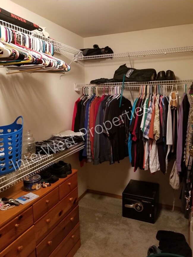 Building Photo - Large 3 Bed 2.5Ba Vancouver Beauty W/ Gas Fireplace, Dog Run, Fenced Yard & So Much More!