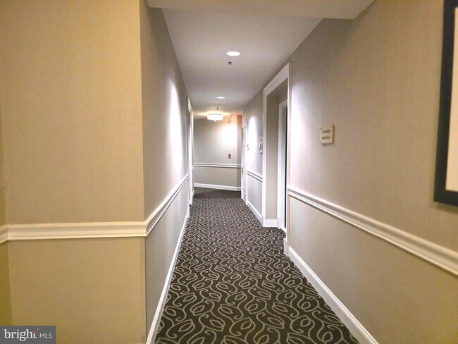 Building Photo - 1645 International Dr