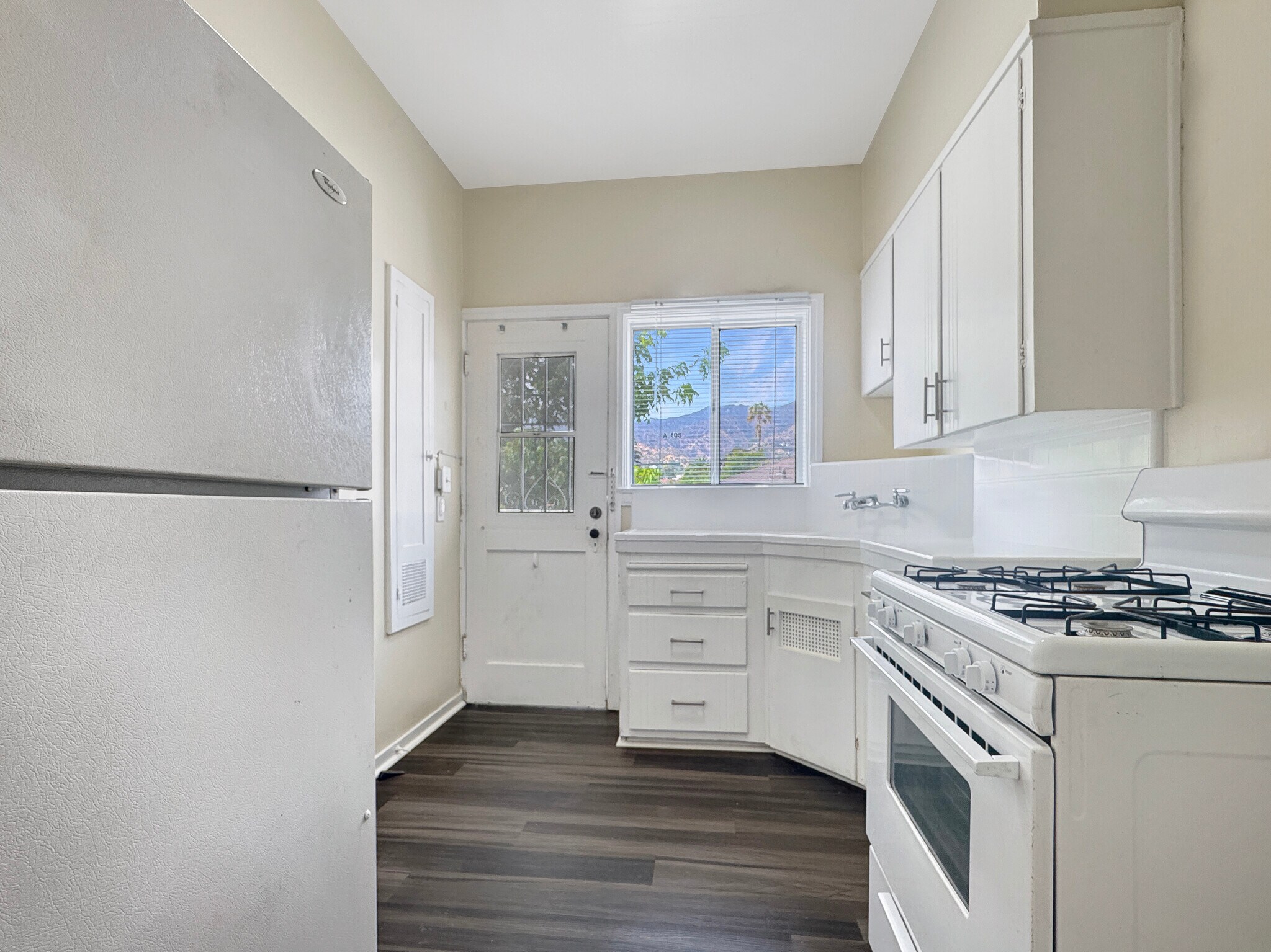 Kitchen - 803 W Glenoaks Blvd