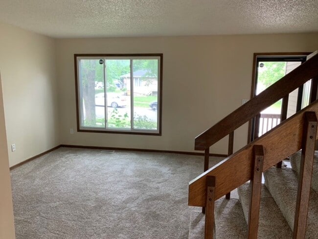 Building Photo - 2 BR, 1.5 BA Clive split level duplex.  Deck and one car attached garage.