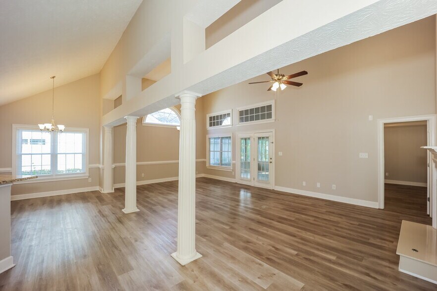 Building Photo - 385 Fairway Ct