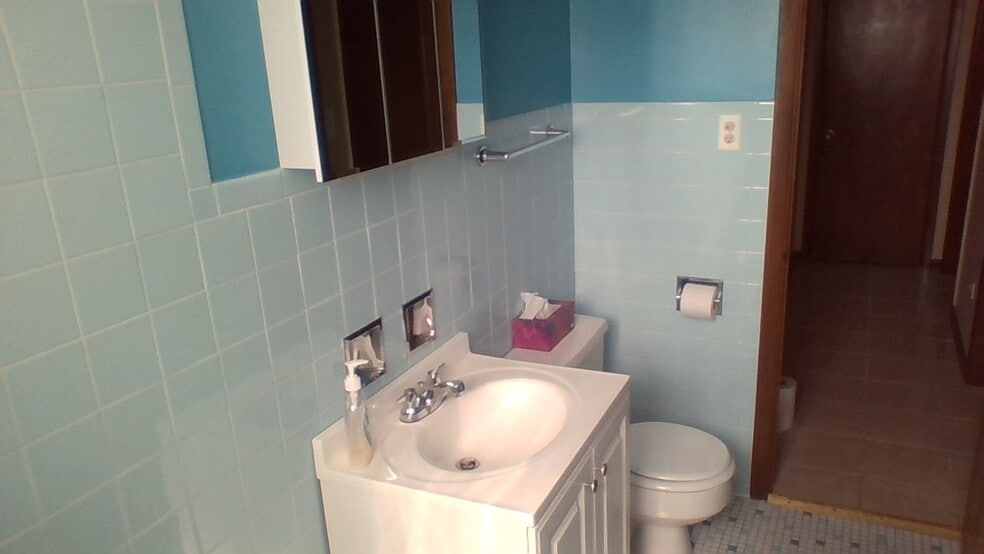 Building Photo - 2214 N 74th Ct