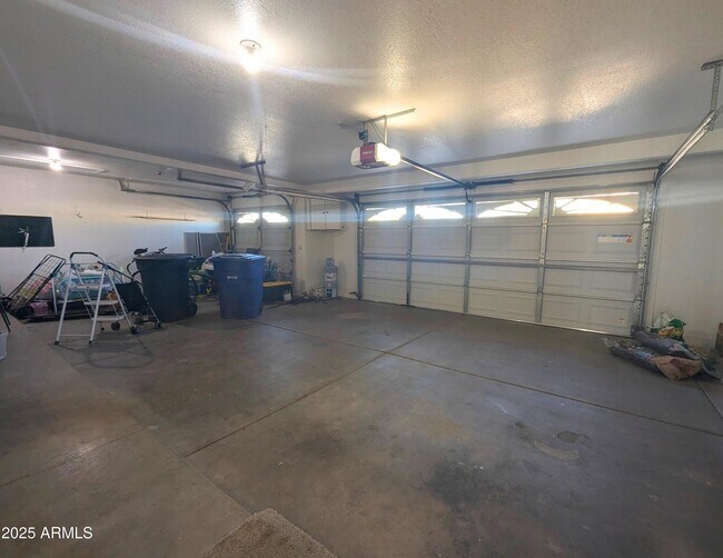 Building Photo - 242 S Sycamore Pl