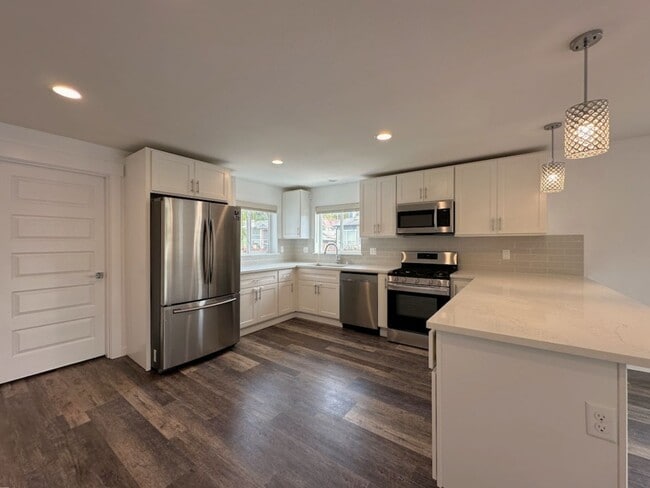 Building Photo - Modern & Stylish 4 Bed, 2.5 Bath Remodel!