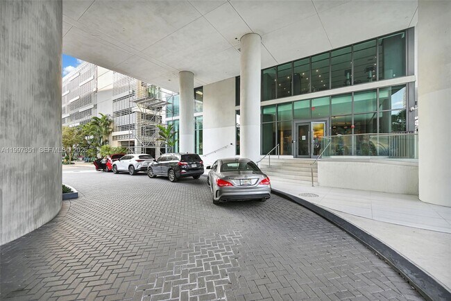 Building Photo - 460 NE 28th St