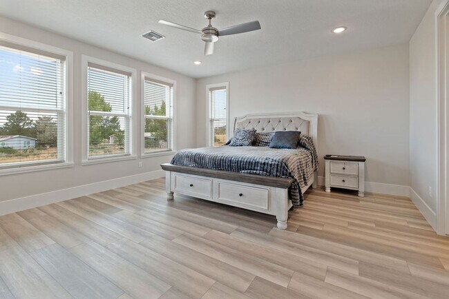 Building Photo - Elegant Residence on an Arce Lot