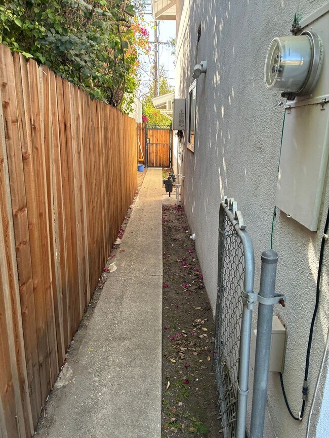 Building Photo - BEAUTIFUL 3 BED 2.5 BATHROOM!!!