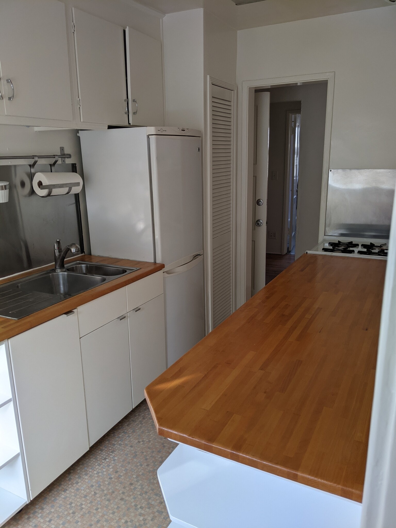 Building Photo - 1546 Rendall Pl