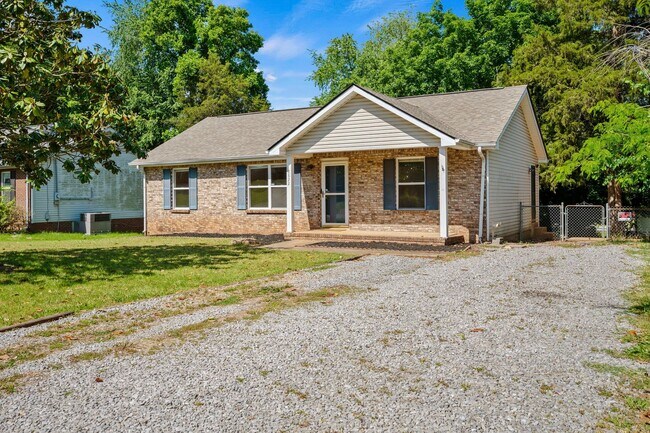 Building Photo - Charming Brick Ranch with Spacious Living Areas & Beautiful Bay Window Views!