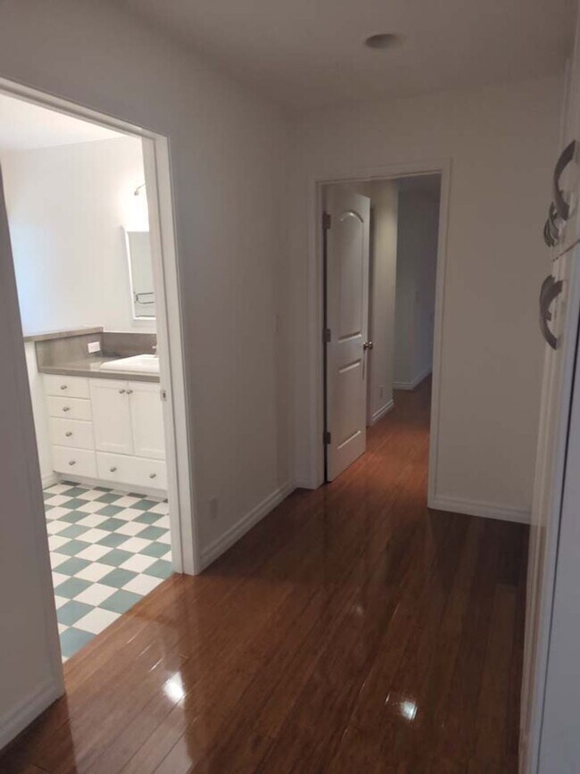 Building Photo - Gorgeous 3 bed 2.5 bath home with stunning Ocean Views and lots of natural light, in the highly s...