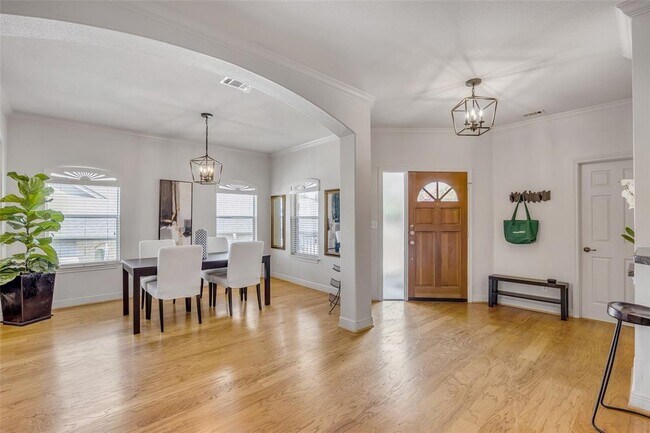 Building Photo - 5511 Oakwood Cove