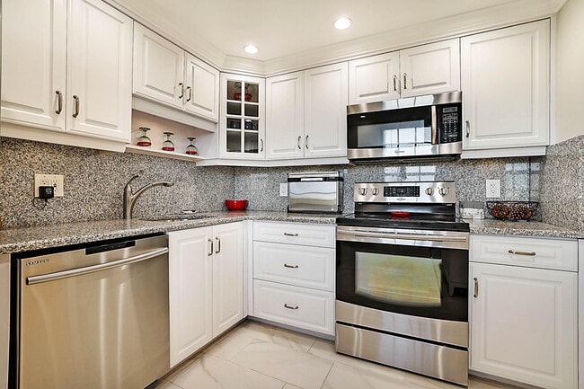 Building Photo - 575 Oaks Ln