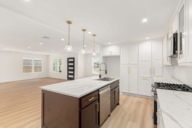 Building Photo - 7414 Janak Dr