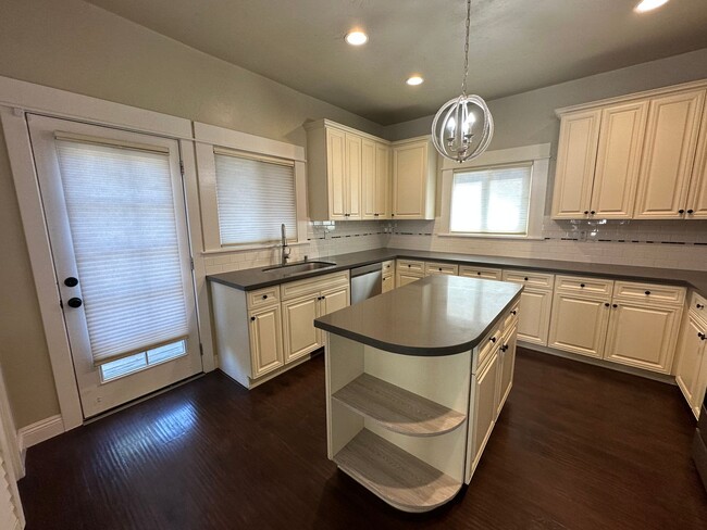 Building Photo - Beautifully Renovated 5 Bedroom Midtown Home