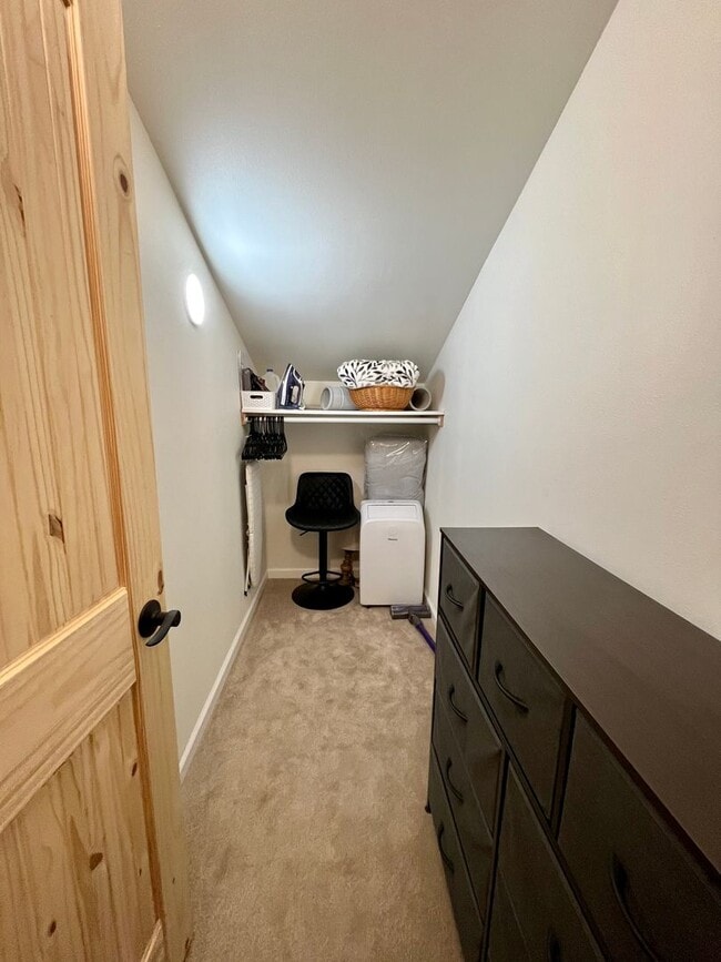 Building Photo - Beautiful efficiency apartment with balcony near UAF