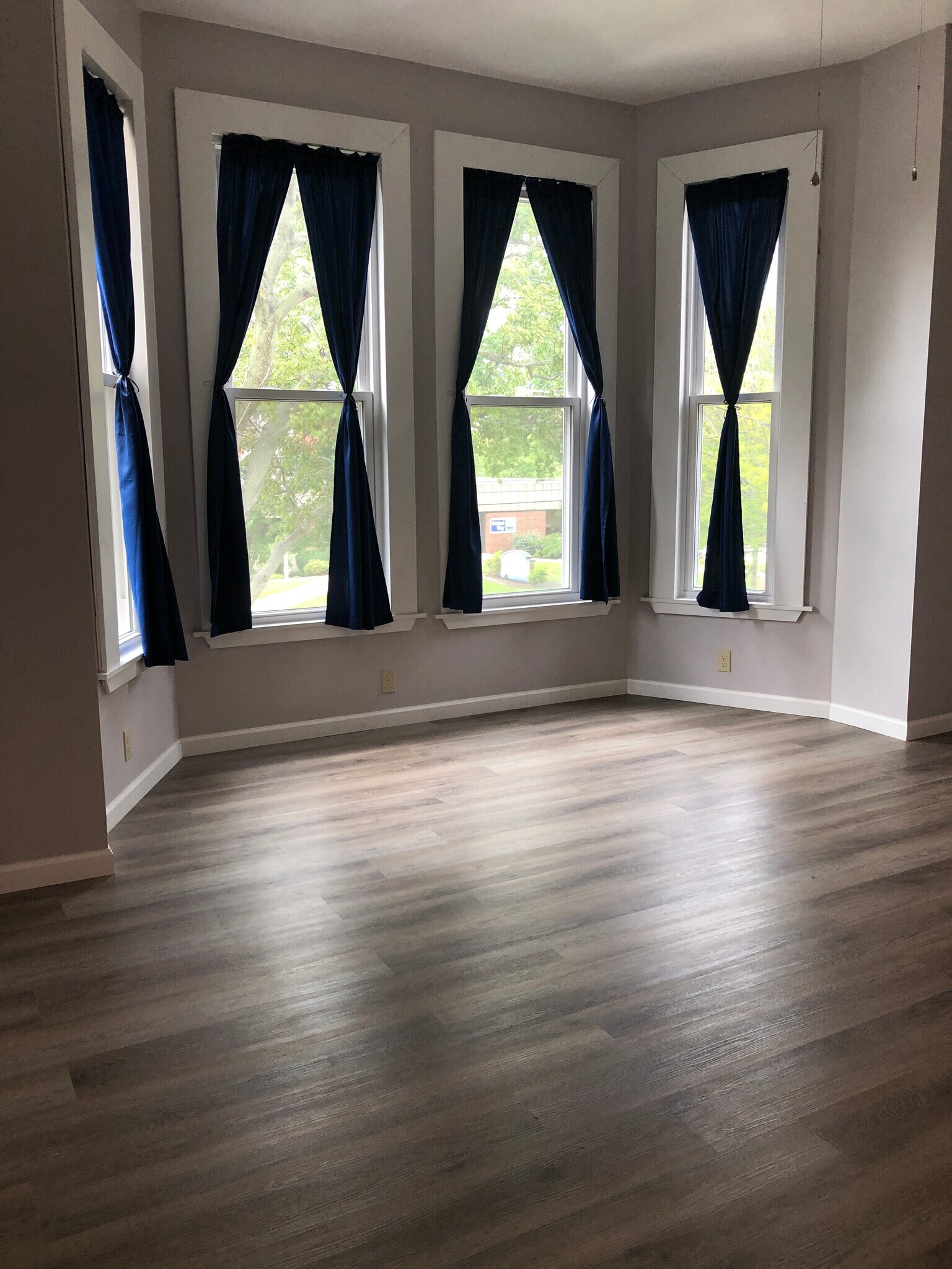 Building Photo - 437 W 6th St