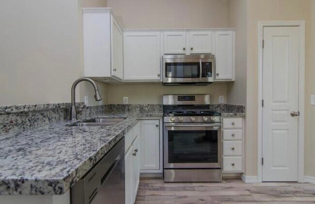 Building Photo - 966 Courtyard Ln E