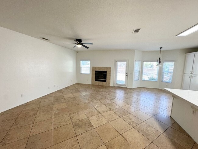 Building Photo - Spacious 6 bedroom home in West Palmdale