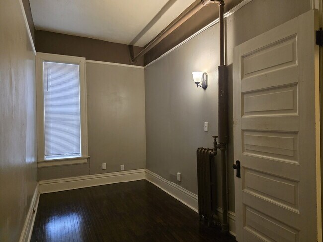 Building Photo - Updated 4-Bedroom Apartment in Oshkosh - 1...