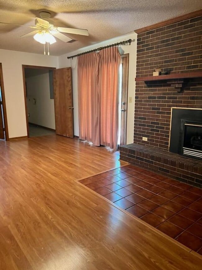 Building Photo - ***6 MONTH LEASE***Spacious Marion Rental!