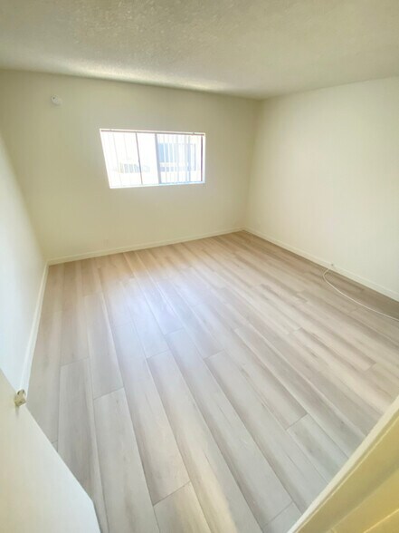 Building Photo - 14942 Burbank Blvd