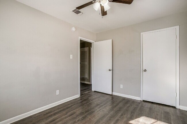 Building Photo - Cozy 2-Bed Duplex Available for Immediate ...
