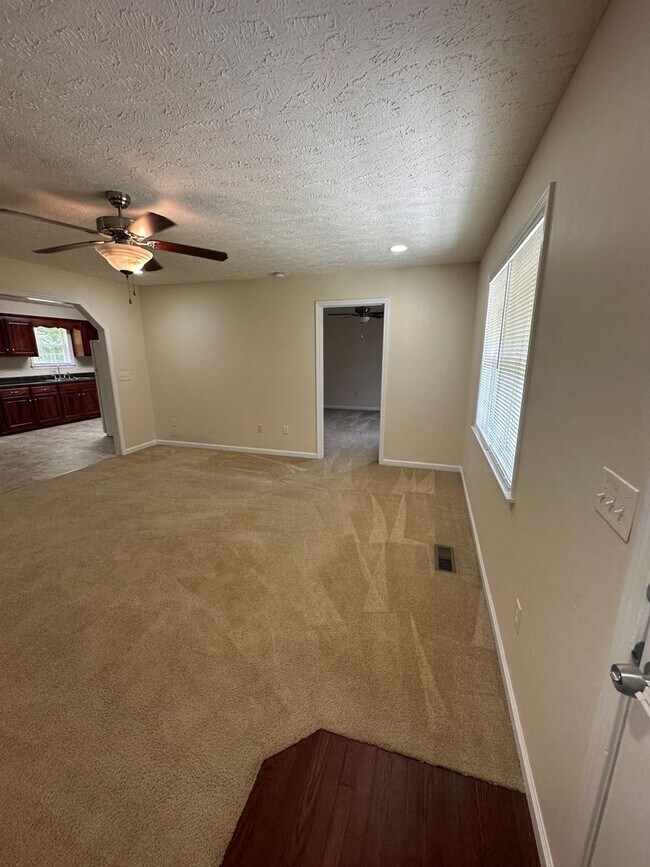 Building Photo - 3 Bedroom, 2 Bath Home Located in Manchester