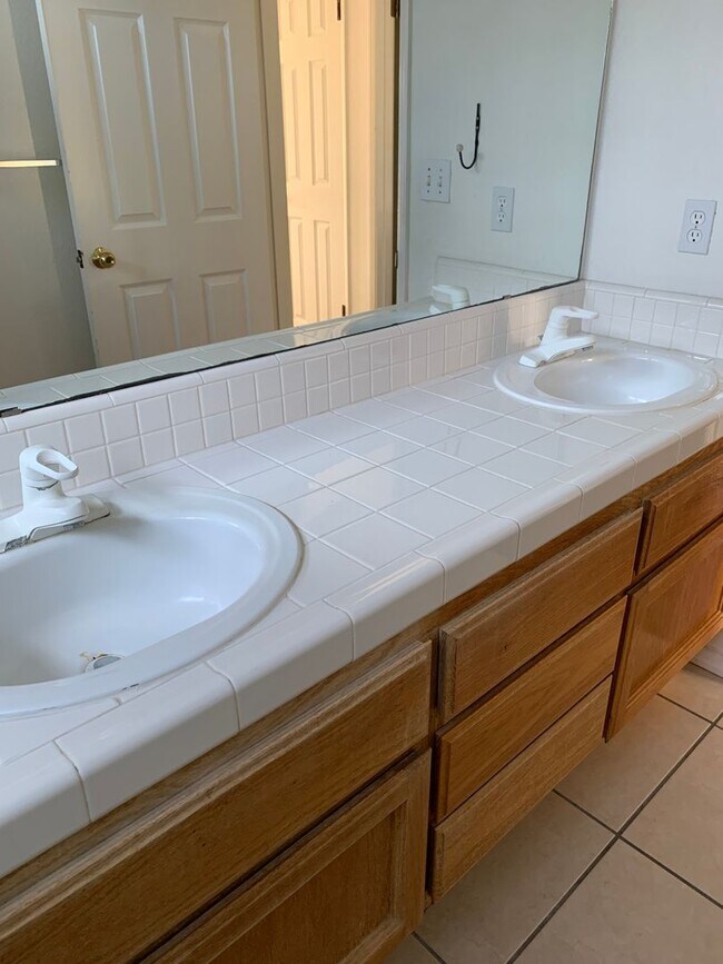 Building Photo - 3 Bedroom 2 Bath Home