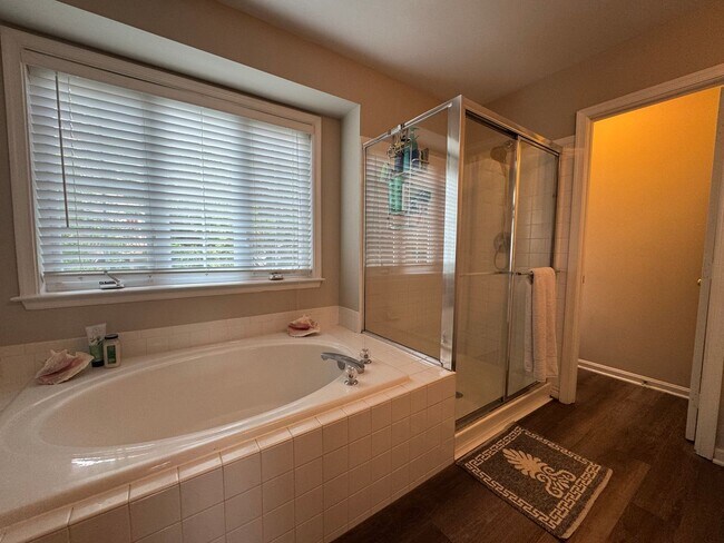 Building Photo - Stunning 4 Bed 3.5 Bath Single Family Home...