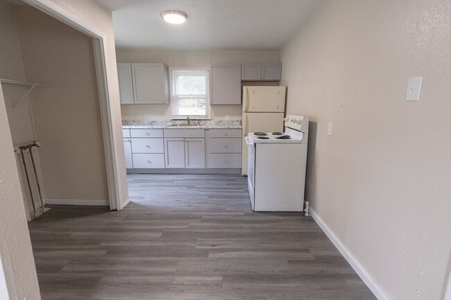 Building Photo - Remodeled 3 Bed 1 Bath Home