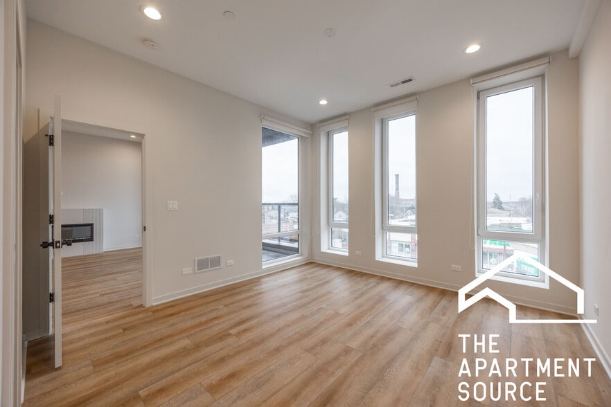 Building Photo - 3207 N Narragansett Ave