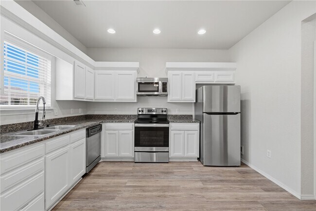 Building Photo - 3402 SW Windrift Ave