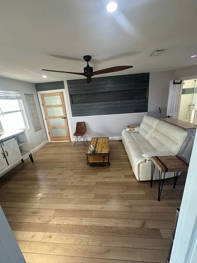 Building Photo - 3114 Dupont St S