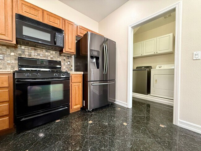 Building Photo - 3 Bedrooms | 2.5 Bathrooms-