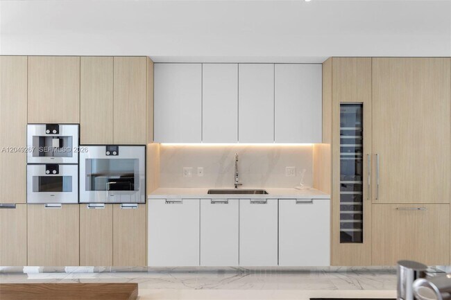 Building Photo - 15701 Collins Ave