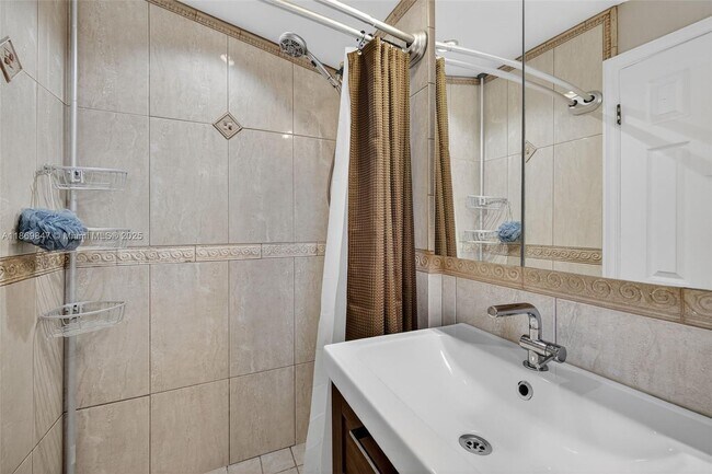 Building Photo - 2606 Gulfstream Ln