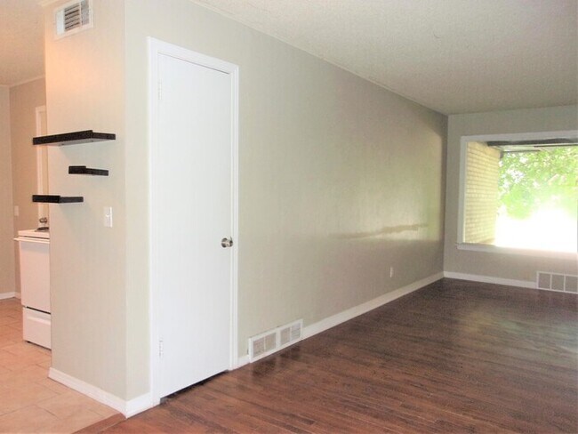 Building Photo - 3 BED 1 BATH IN CASADY HEIGHTS ADDITION OF THE VILLAGE