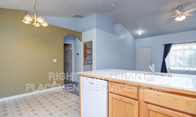 Building Photo - 815 S Pawnee Ave