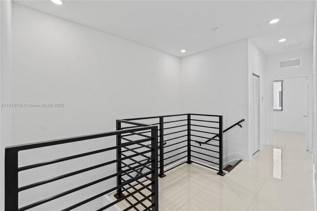 Building Photo - 535 SW 91st Pl