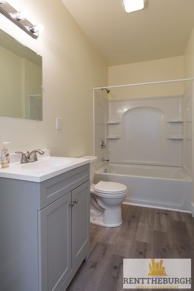 Building Photo - Updated 4BR 2 Full Bath House with Parking!