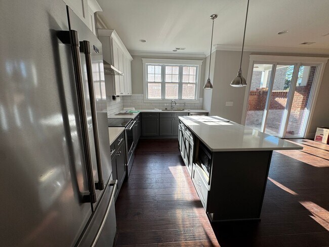 Building Photo - Available to Show