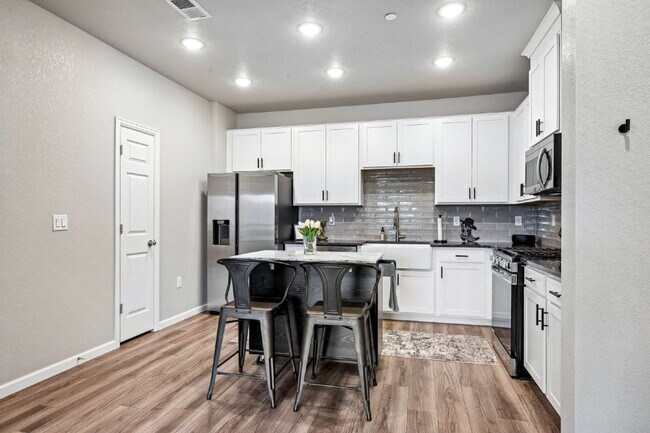 Building Photo - "Charming 2-Bed, 2-Bath Condo Retreat in Littleton - 870 Sq Ft of Cozy Elegance!"